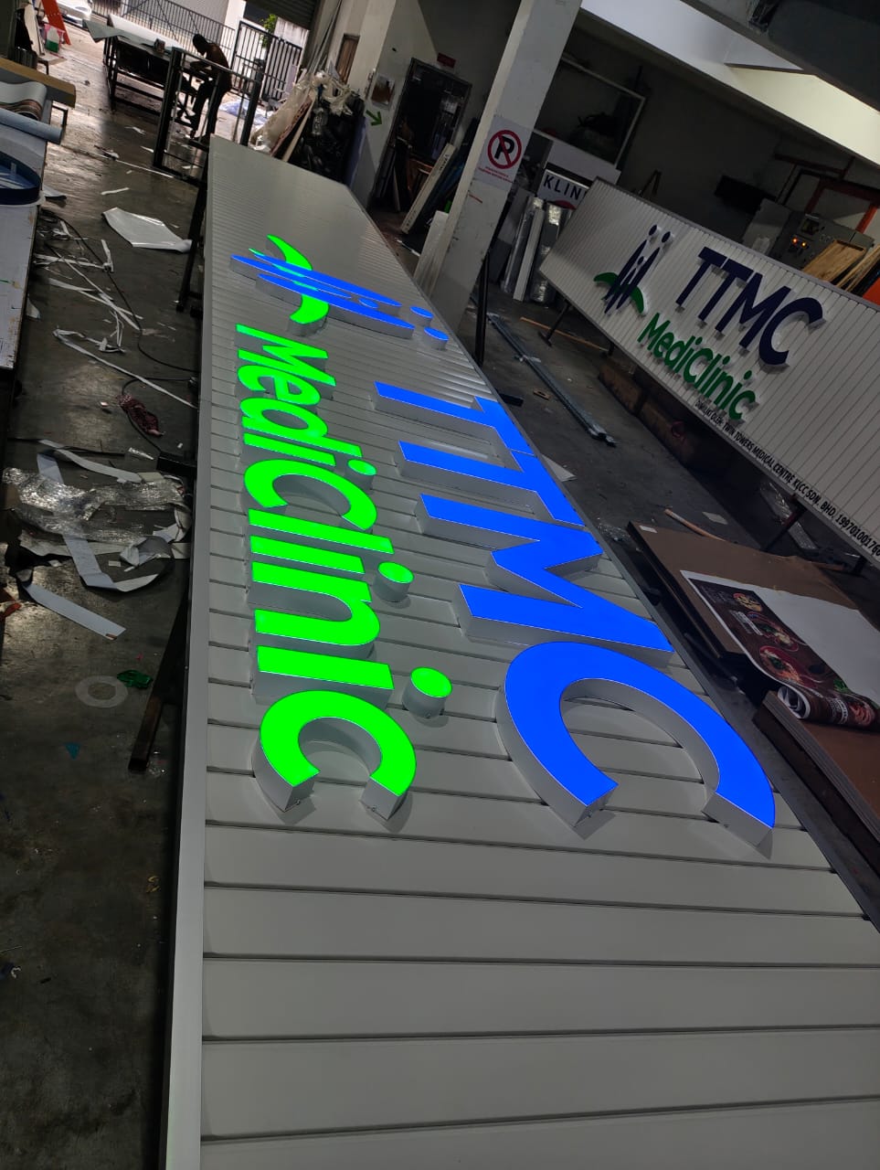 TTMC MediClinic aluminium strip signboard with illuminated blue and green 3D letters